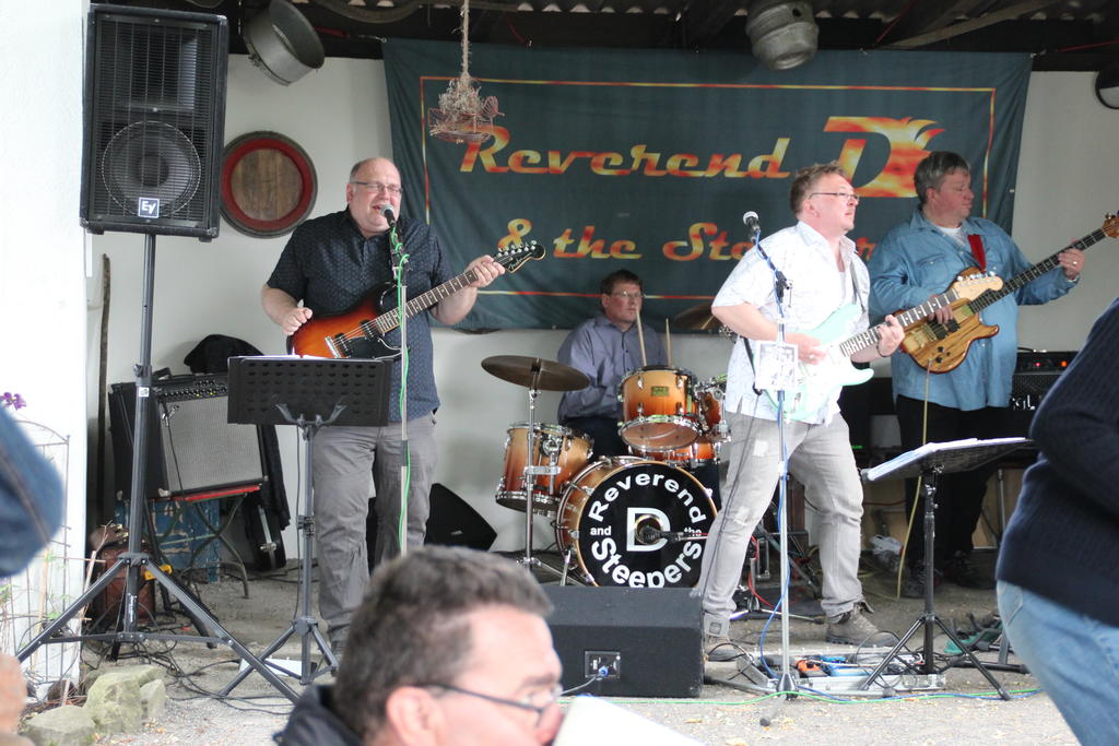 Die Band heizt ein