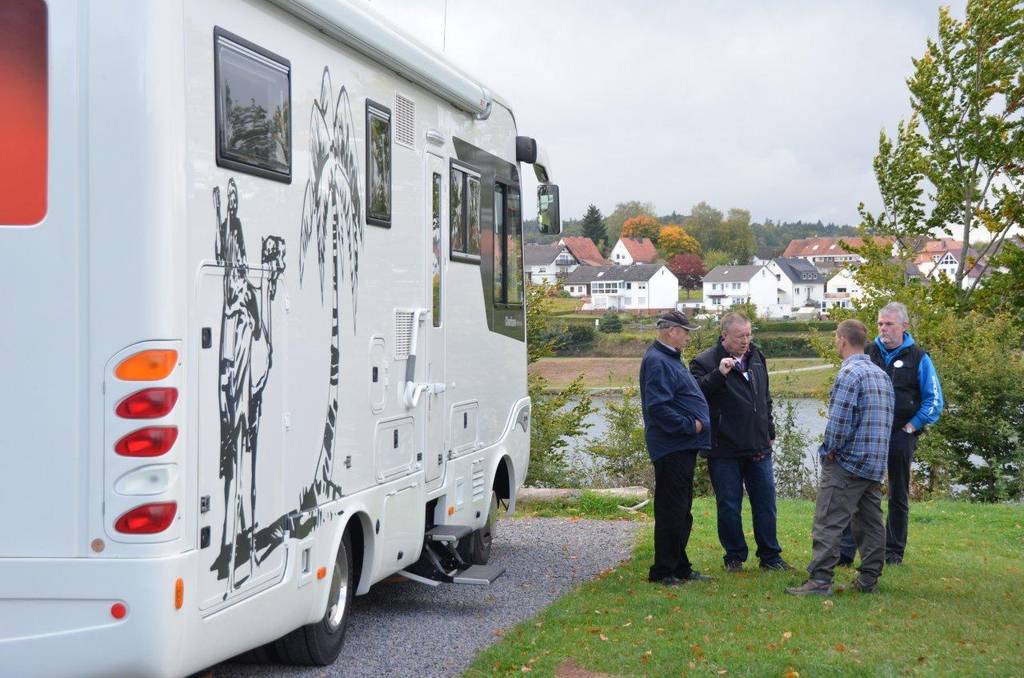 Fachsimpeln vorm Mobil
