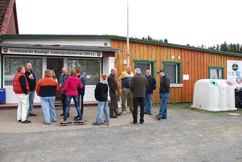 Vor der Schießanlage