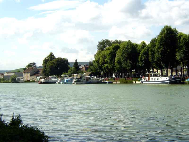Hafen in Mareuil-sur-Ay
