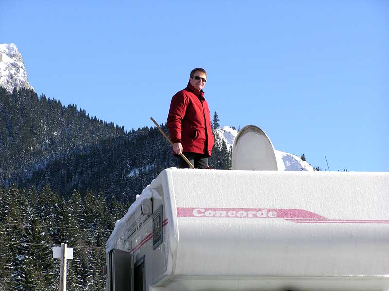 Frank beim Schnee schippen