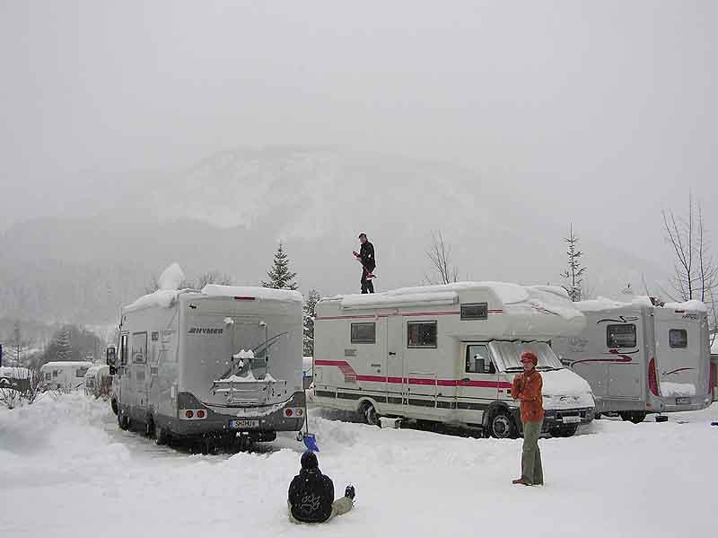 Beim Schnee schippen