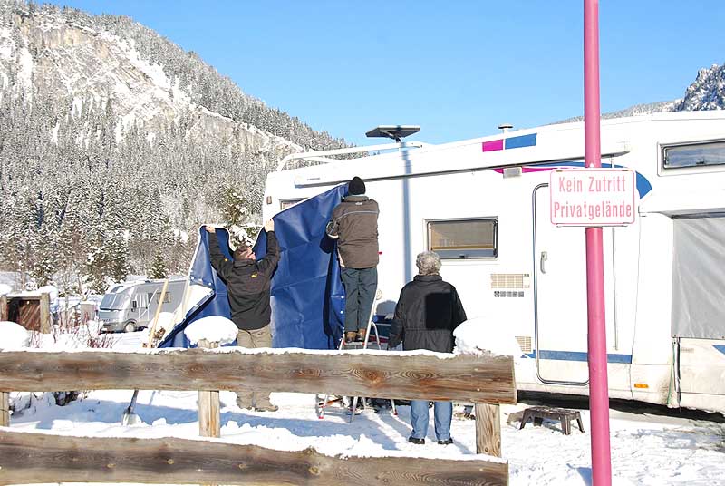 gemeinsamer Zeltaufbau bei Kurt