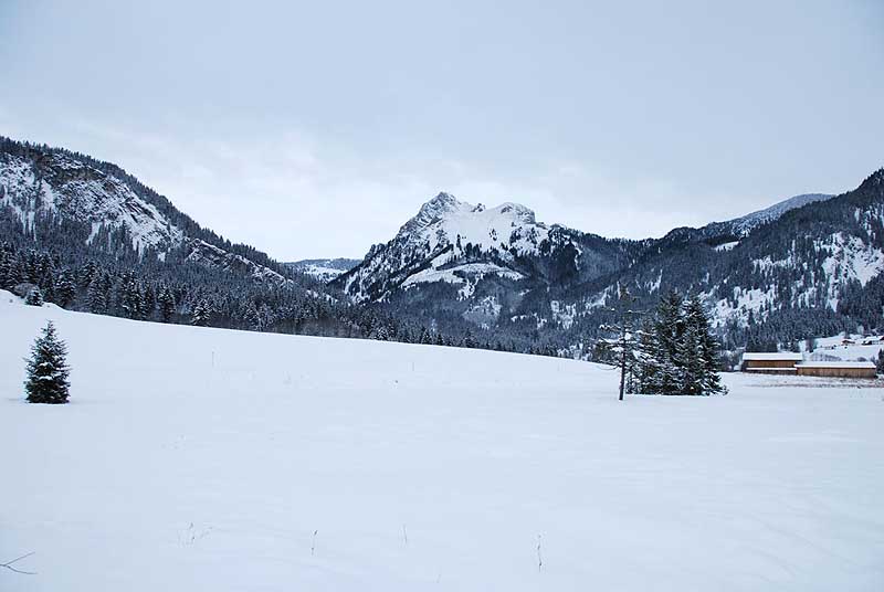 eingeschneite Landschaft um Grän