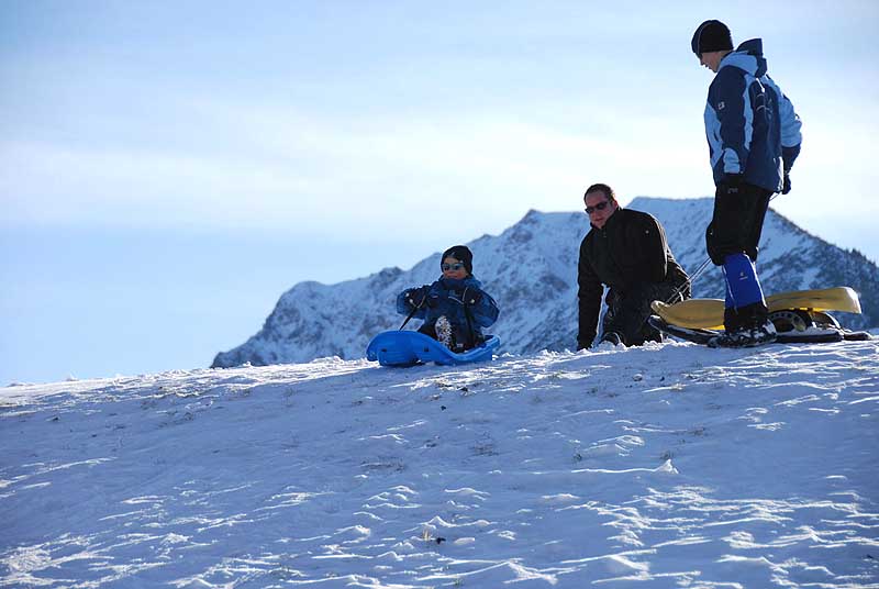 Ruben, Mario, Susan und Max beim Rodeln