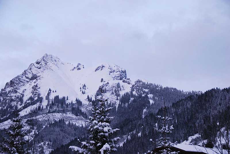 eingeschneite Hütte