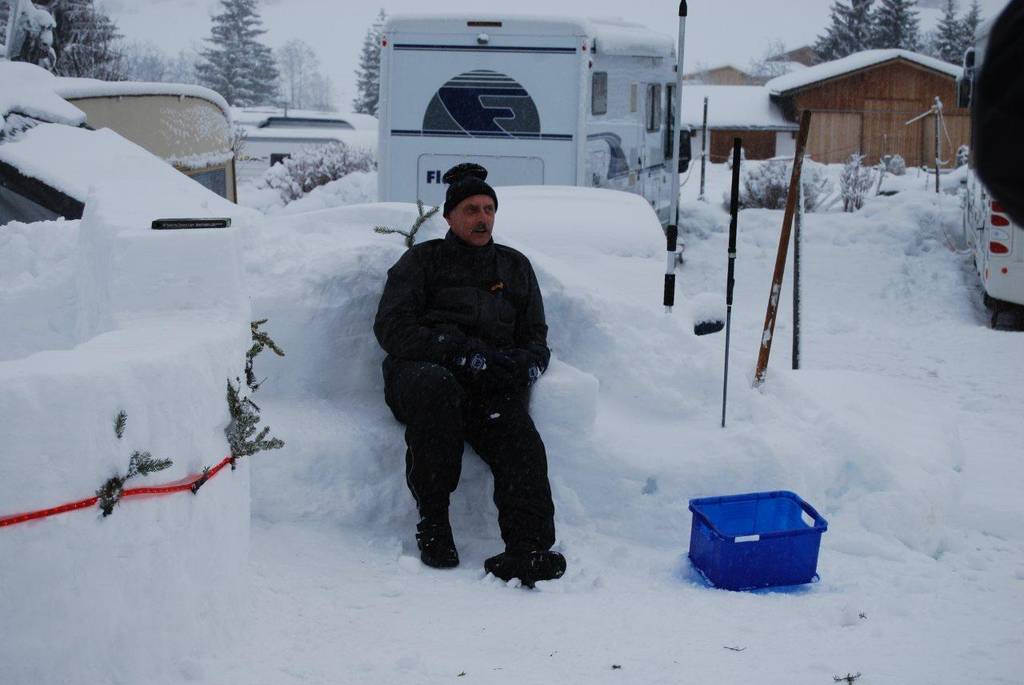 Beim Bau der Schneebar