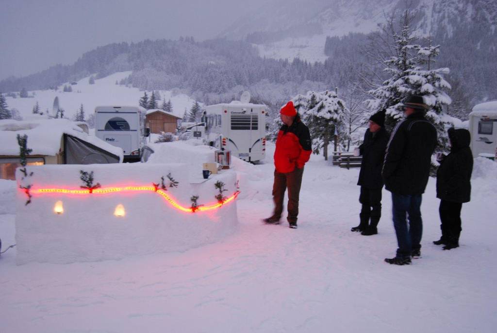 Beim Bau der Schneebar