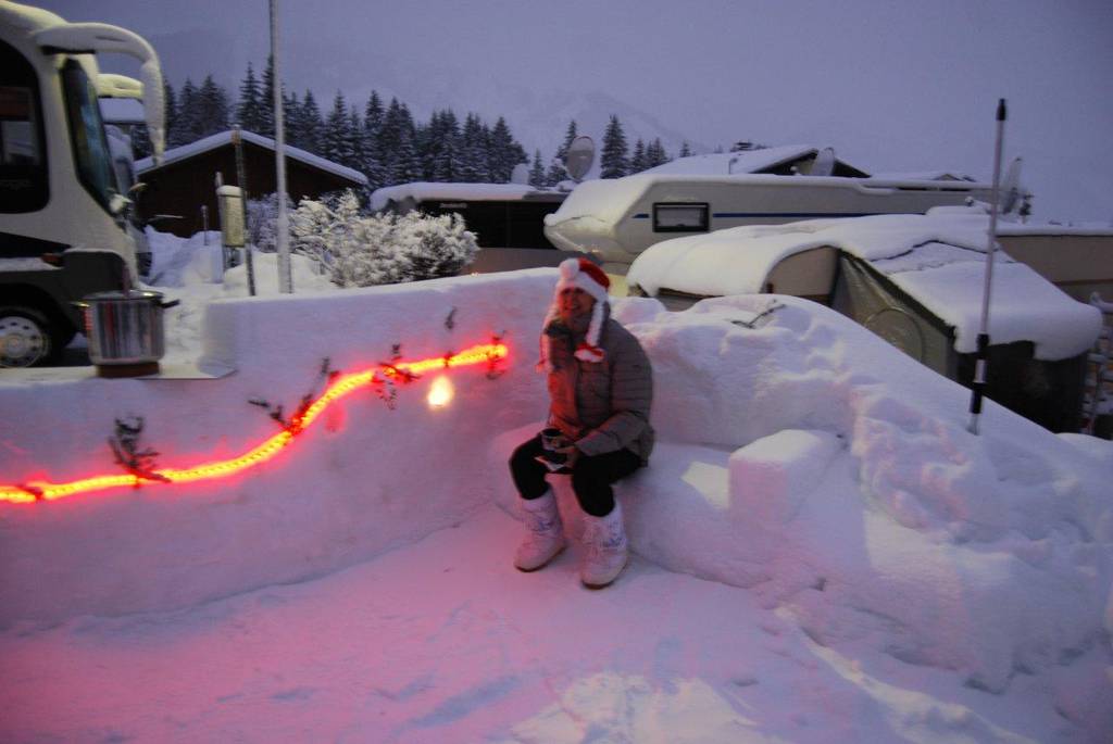 Beim Bau der Schneebar