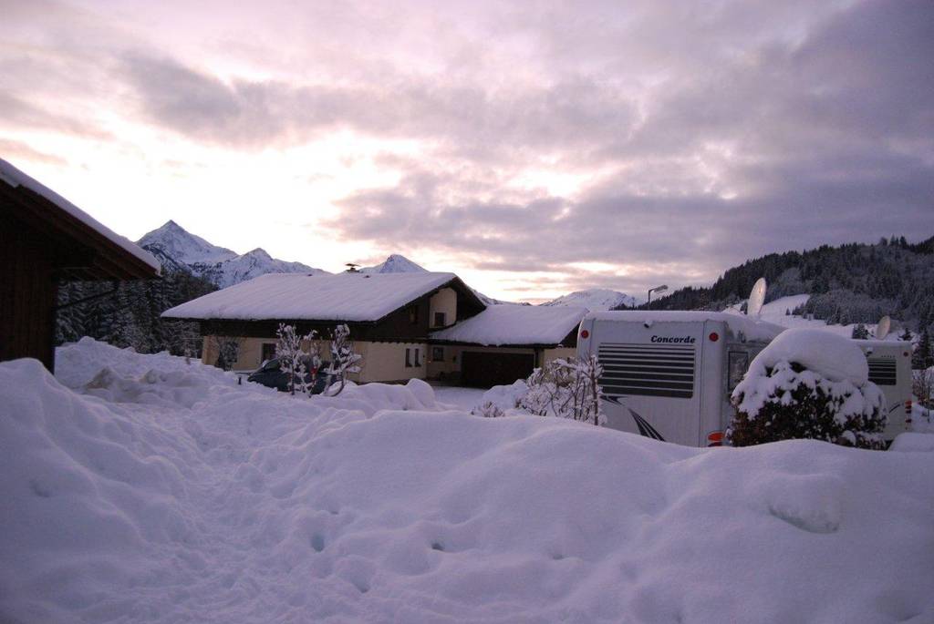 Beim Bau der Schneebar
