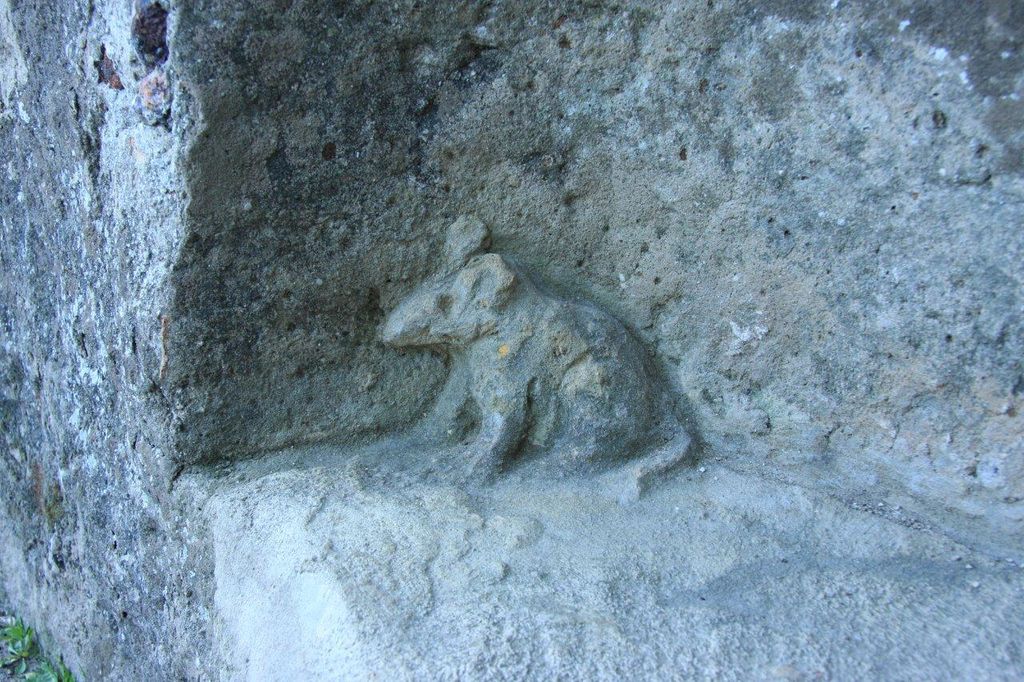 Steinerne Maus auf Parkbank