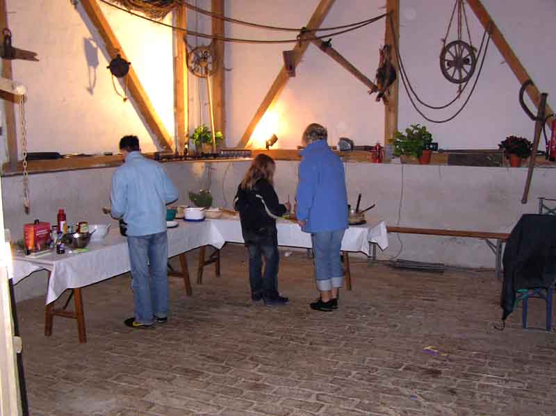 Salatbuffett in der Scheune