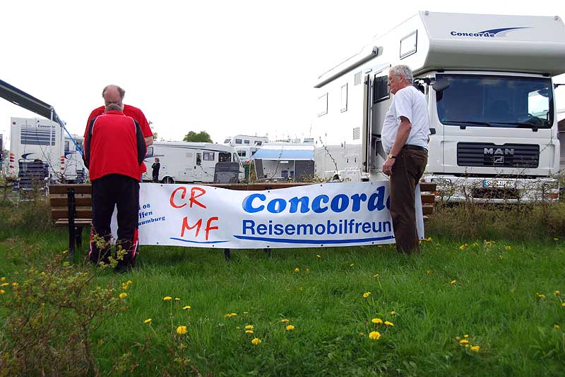 Das CRMF-Logo wird angebracht