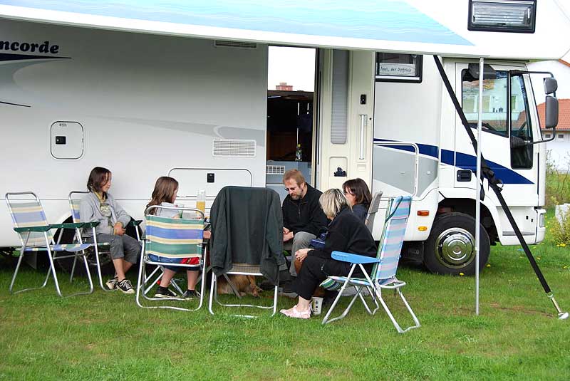 Viele Leute - große Markise