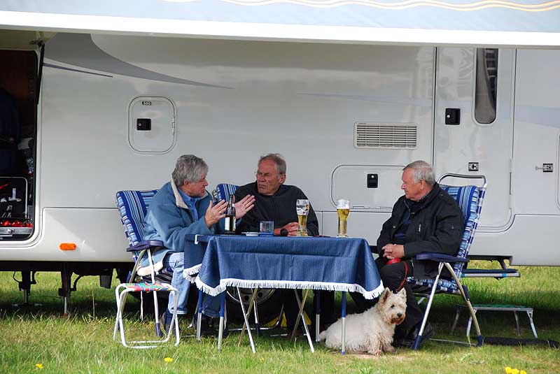Johannes, Rainer und Dieter vorm Mobil