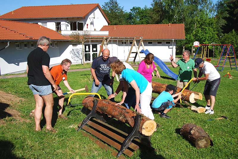 Beim Baumstammsägen