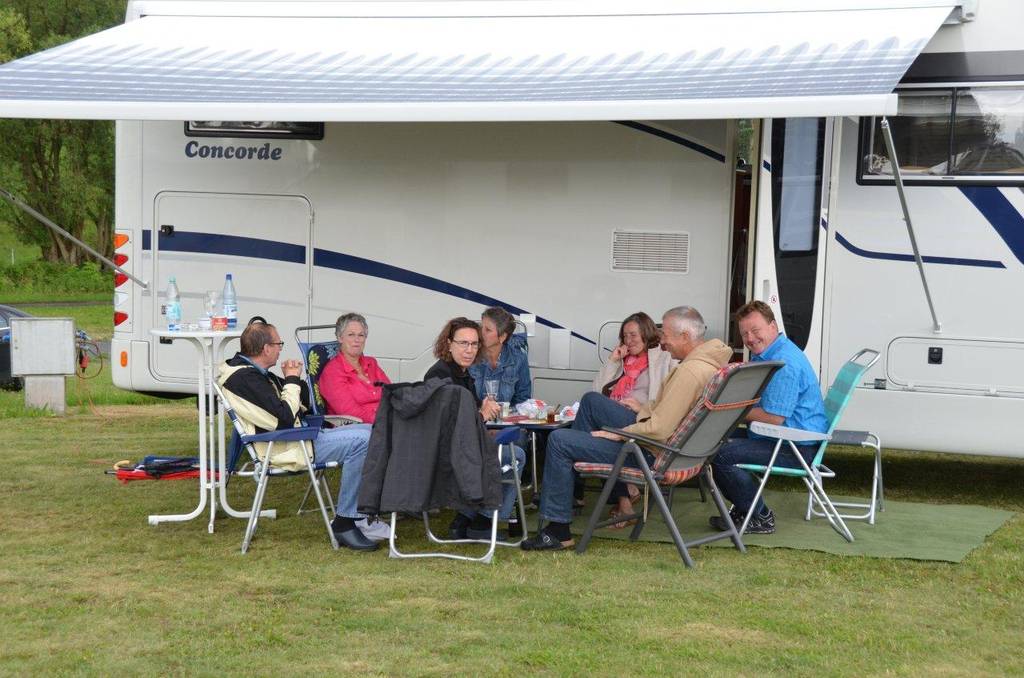 Gesellige RUnde unter der Markise