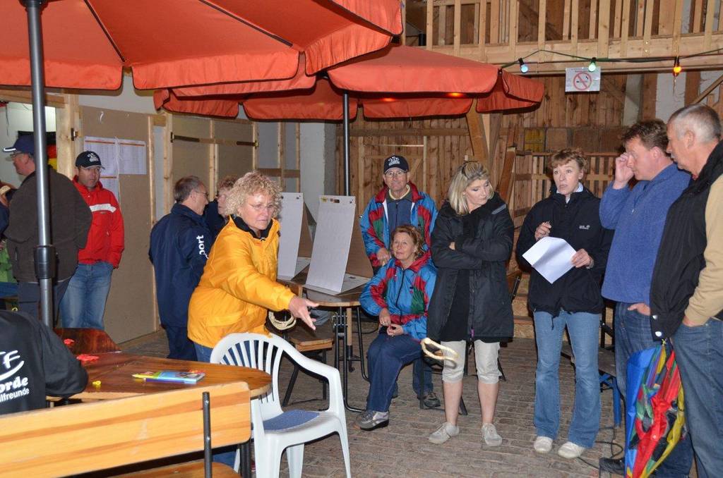 Beim Hufeisenwerfen