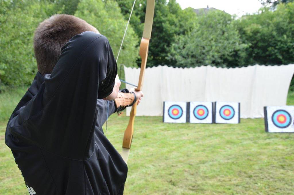 Beim Bogenschießen