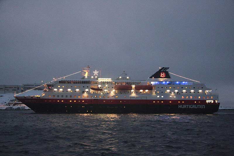 Ein Hurtigrutenschiff läuft ein