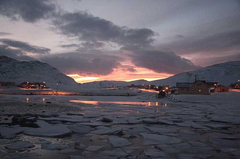 Eisschollen im Hafen von Skarsvag