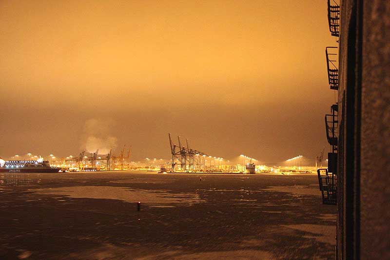 Eisschollen im Hafenbecken von Helsiki