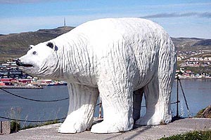 Eisbär am Ortseingang von Hammerfest