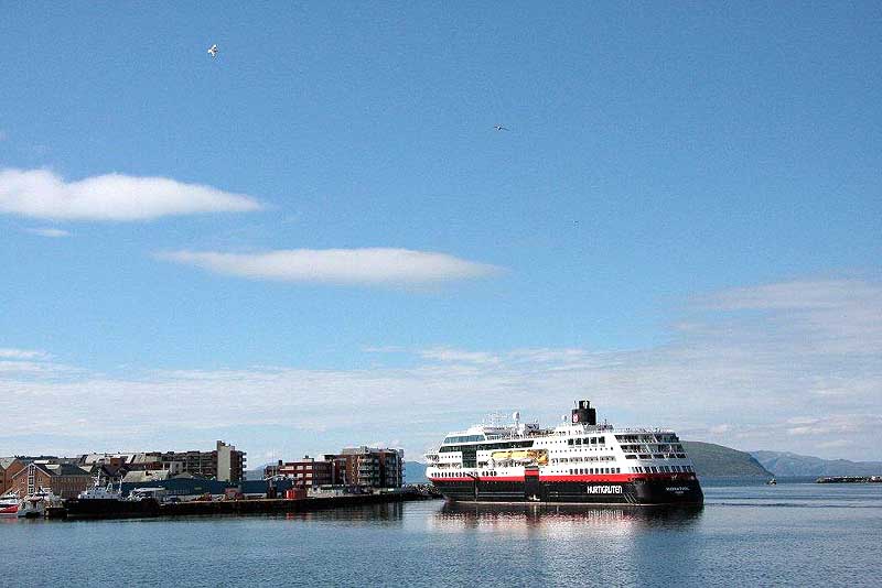Hurtigroutenschiff im Hafen von Hammerfest