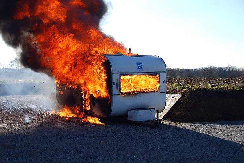 Brennender Caravan