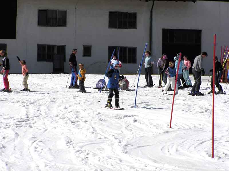 Max beim Skifahrenlt sich